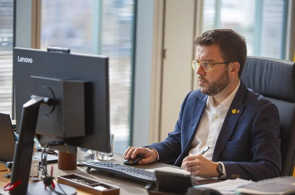 Pla mitj&agrave; del vicepresident de la Generalitat amb funcions de president, Pere Aragon&egrave;s, el 23 de desembre de 2020 (Horitzontal)