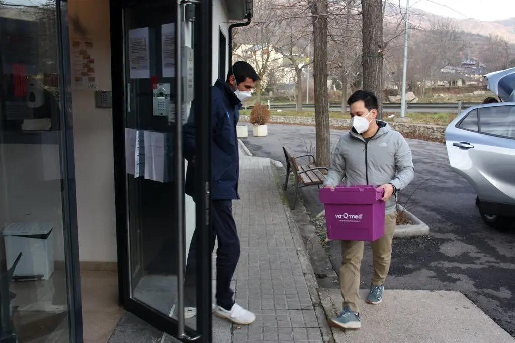 Pla obert de l'arribada de la nevera amb les vacunes de la covid-19 a les Resid&egrave;ncia Seraf&iacute; Casanovas de Sort. Imatge del 30 de desembre de 2020 (Horitzontal).