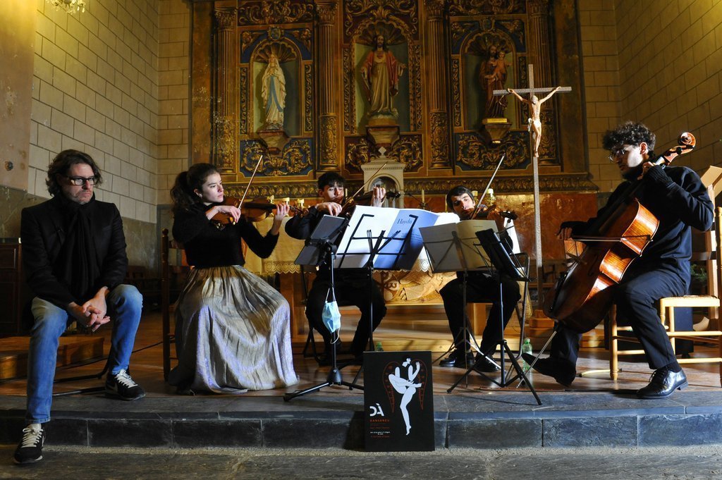 Pla obert de l'actuació del Quartet Atenea i el poeta Txema Martínez, a l'església de Sant Vicenç d'Esterri d'Àneu (Pallars Sobirà), acte on s'han anunciat les dates del 30è Dansàneu. Imatge del 4 de gener de 2020 (Horitzontal).