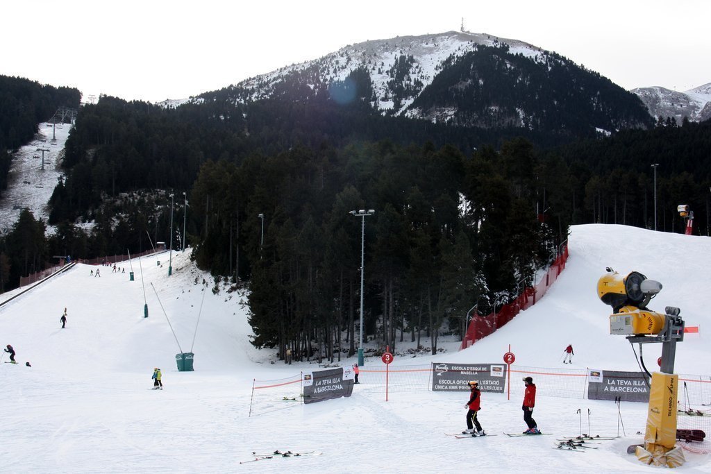 Pla general de les pistes d'esquí de Masella (Cerdanya) vistes des de la zona de la base de l'estació. Imatge del 5 de gener de 2021 (Horitzontal).