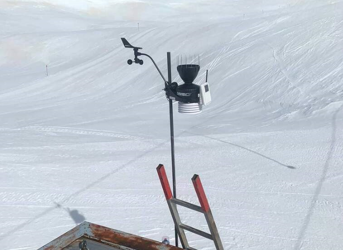 Estacio meteorologica del Clot de la Llanca al Pallars Sobira