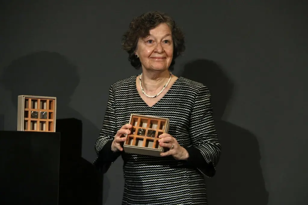 Pla mitj&agrave; de la guanyadora dels Premi Josep Pla, Maria Barbal, mostrant el guard&oacute;. Imatge del 6 de gener del 2021. Horitzontal.