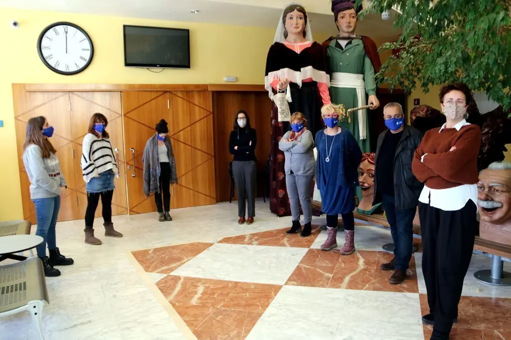Pla general del minut de silenci que han fet els treballadors de l'Ajuntament de Tremp al vest&iacute;bul de l'edifici en record de les v&iacute;ctimes de la covid-19. Imatge del 8 de gener del 2021. (horitzontal)
