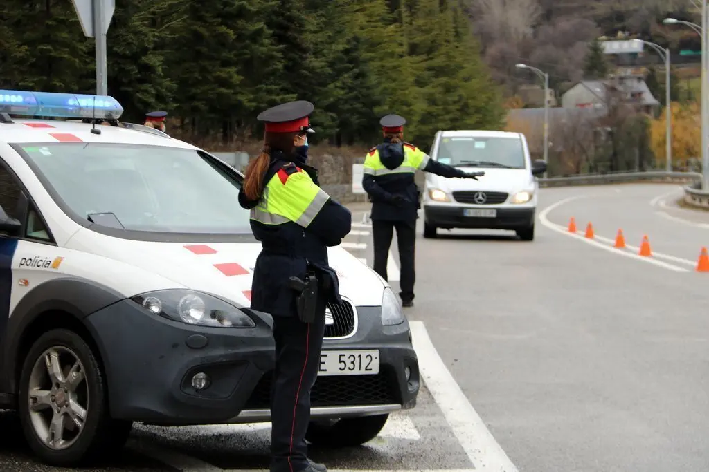 Pla de detall d'un control de mobilitat dels Mossos d'Esquadra a la N-260 (Sort) el 4 de desembre del 2020. (horitzontal)