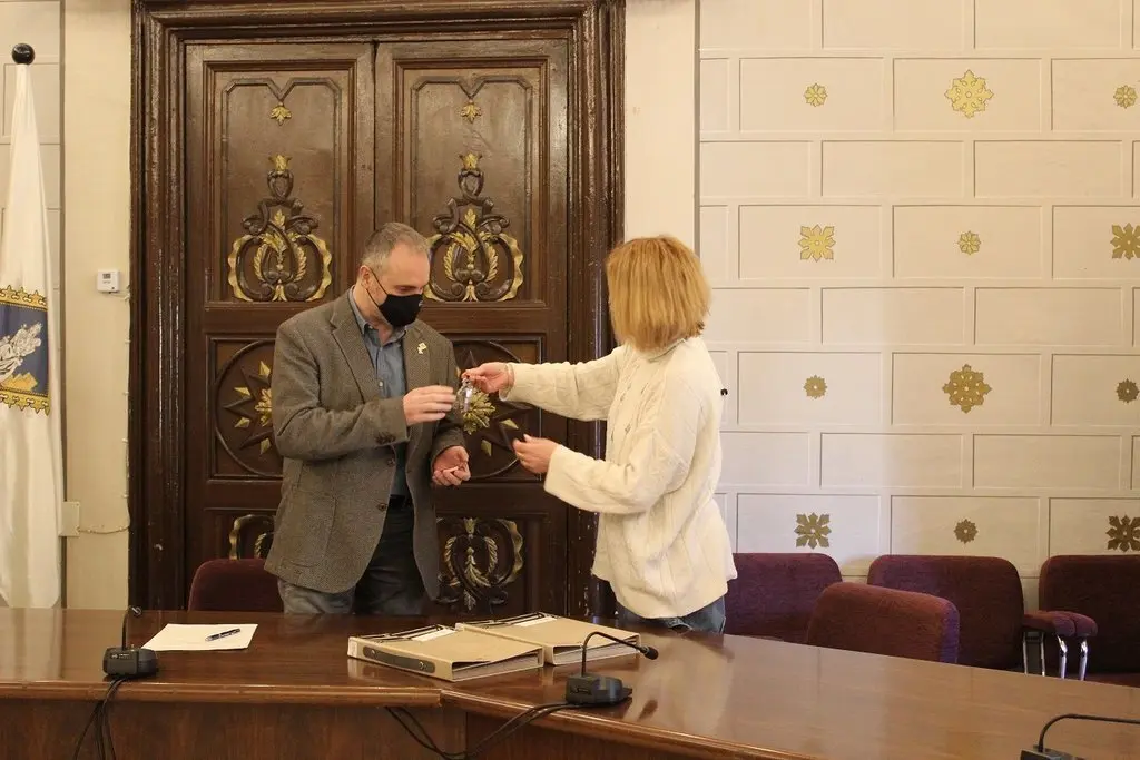 Pla americ&agrave; de la gestora de Proximitat a Lleida de l'Ag&egrave;ncia d'Habitatge de Catalunya, Montse Segura, lliurant a l'alcalde de la Seu d'Urgell, Jordi F&agrave;brega, les claus dels dos pisos cedits per a lloguer social, el 13 de gener de 2021 (Horitzontal).