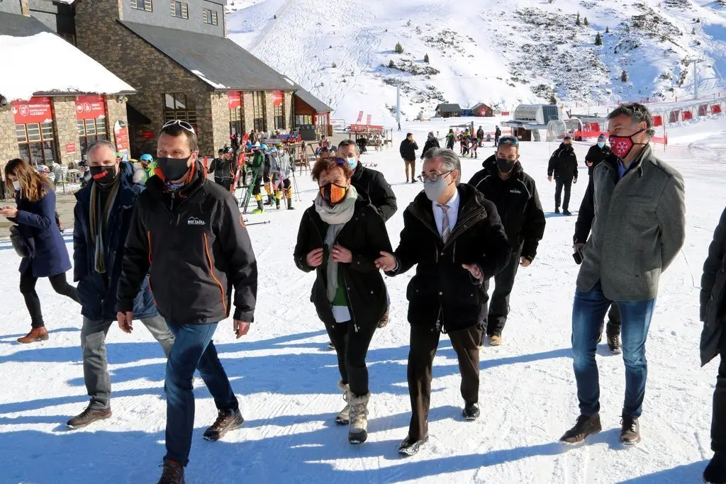 Pla general del conseller d'Empresa i Coneixement, Ramon Tremosa, visitant l'estaci&oacute; de Bo&iacute; Ta&uuml;ll el 14 de gener del 2021. (horitzontal)