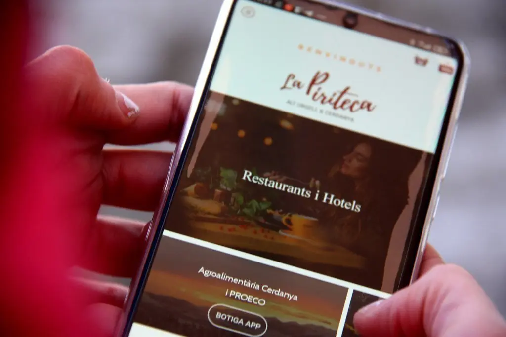 Pla de detall on es veu l'aplicaci&oacute; 'La Piriteca', impulsada pel Consorci GAL Alt Urgell - Cerdanya i que informa sobre els productors locals d'aquestes dues comarques i els restaurants que utilitzen aquests aliments, el 14 de gener de 2021 (Horitzontal).