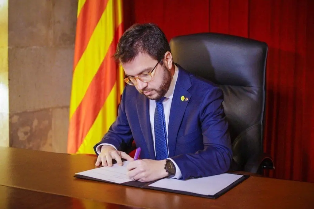 Pere Aragon&egrave;s signa decret eleccions 30M