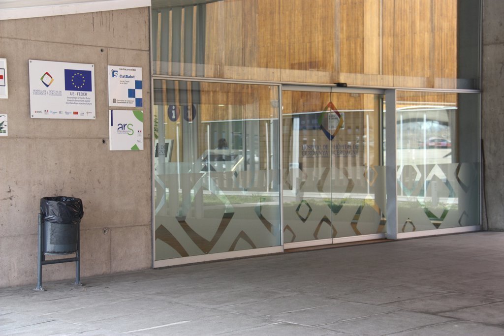 Pla de detall de la porta d'accés a l'interior de les instal·lacions de l'Hospital de Cerdanya. Imatge del 13 de març de 2020 (Horitzontal).