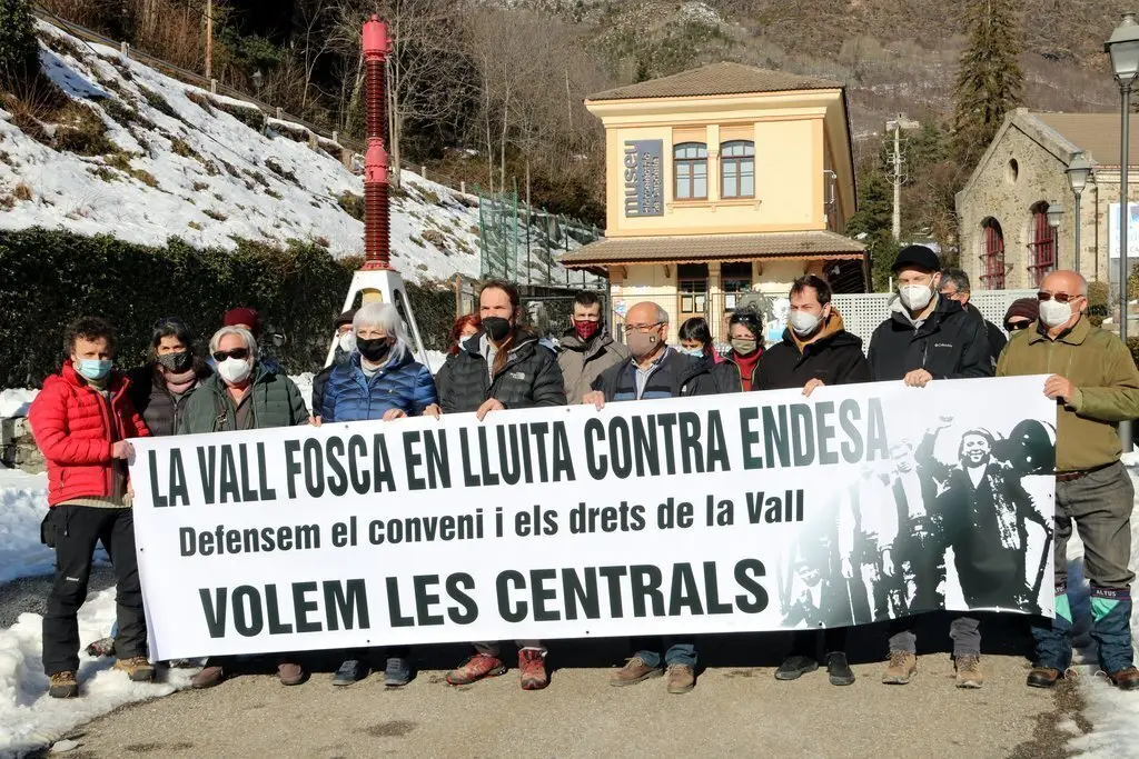 Pla general de la reivindicaci&oacute; que ha fet la CUP a la Vall Fosca amb la pres&egrave;ncia de Dolors Sabater, cap de llista de la CUP-G, per reclamar una municipalitzaci&oacute; de les hidroel&egrave;ctriques de la zona. Imatge del 15 de gener del 2021. (horitzontal)