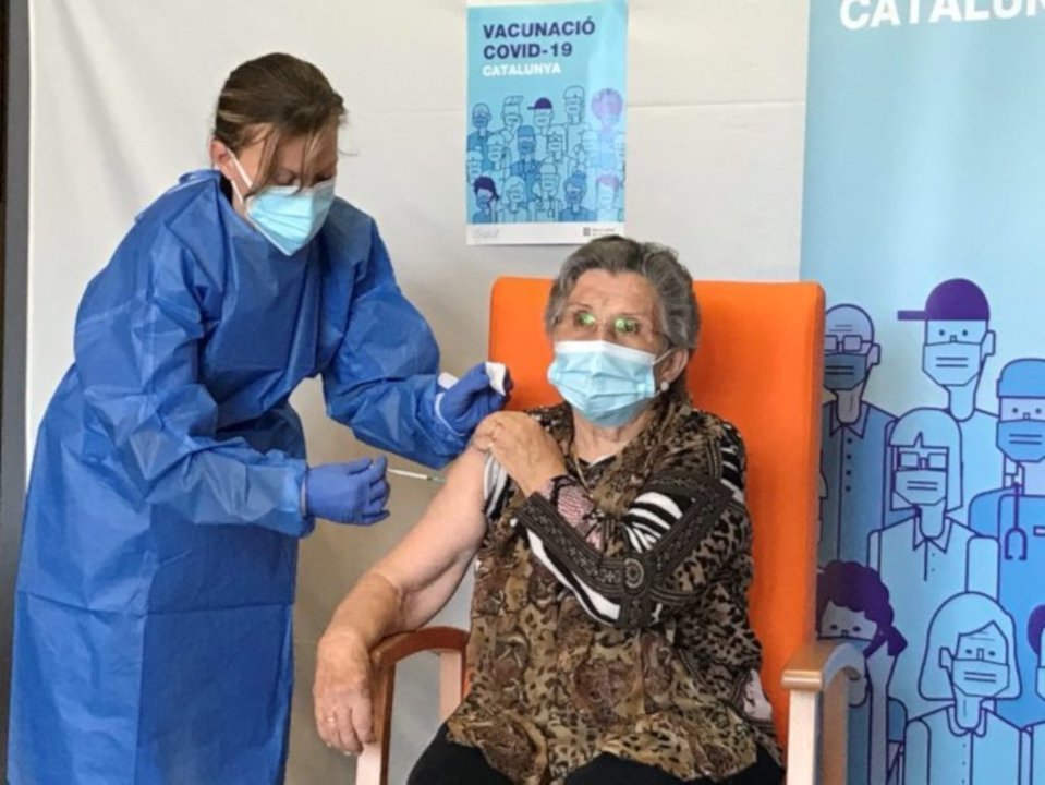 Leocàdia, de la residència Nostra Senyora de Ribera de la Pobla de Segur, rebent la segona dosi de la vacuna de Pfizer contra la covid-19, el 17 de gener de 2021. (Horitzontal)