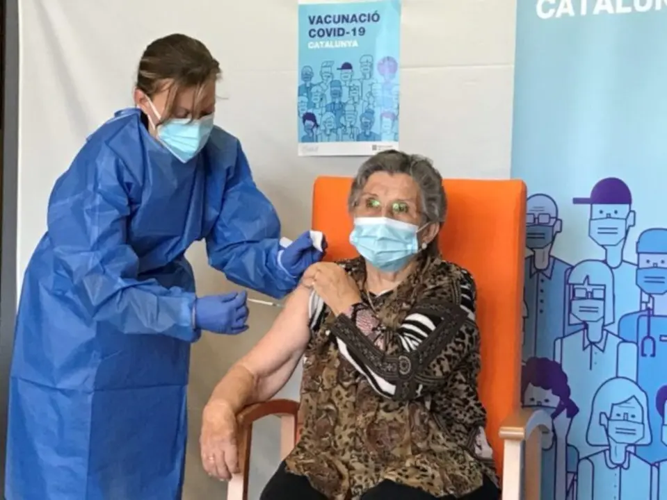 Leoc&agrave;dia, de la resid&egrave;ncia Nostra Senyora de Ribera de la Pobla de Segur, rebent la segona dosi de la vacuna de Pfizer contra la covid-19, el 17 de gener de 2021. (Horitzontal)