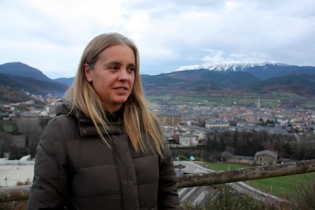 Pla mitj&agrave; de la gerent del Consorci Leader Alt Urgell &ndash; Cerdanya, Mireia Font, amb part dels edificis de la Seu d'Urgell i el Cad&iacute; al fons. Imatge de l'1 de desembre de 2020 (Horitzontal).