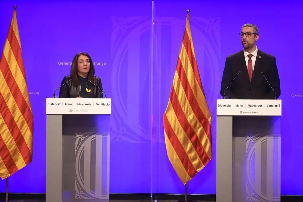 La portaveu del Govern, Meritxell Bud&oacute;, i el conseller d'Exteriors, Bernat Sol&eacute;, en roda de premsa, el 19 de gener de 2021. (Horitzontal)