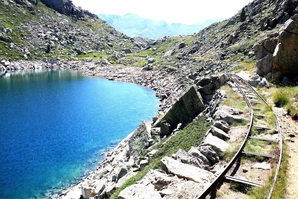 Pla general del carrilet de l'Estany Gento, a l'estany Tort, al Parc Nacional d'Aig&uuml;estortes i Estany de Sant Maurici, l'agost de 2016. (Horitzontal)