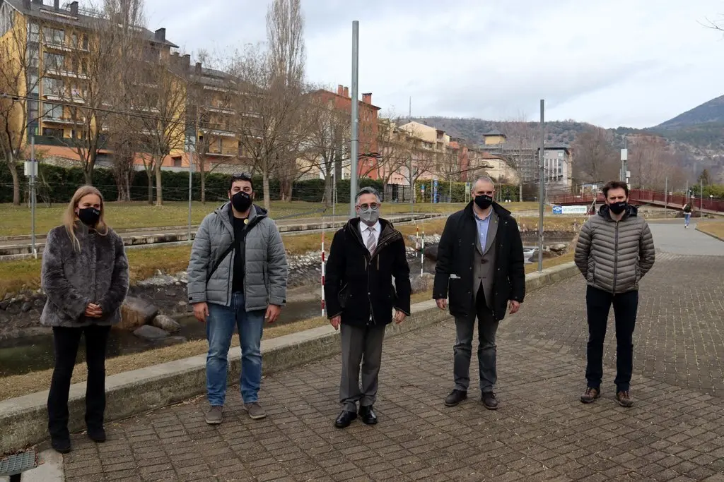 Pla obert del conseller d'Empresa i Coneixement, Ramon Tremosa, l'alcalde de la Seu d'Urgell, Jordi F&agrave;brega, el vicealcalde Francesc Viaplana i diversos regidors durant la visita al Parc Ol&iacute;mpic del Segre. Imatge del 21 de gener de 2021 (Horitzontal).