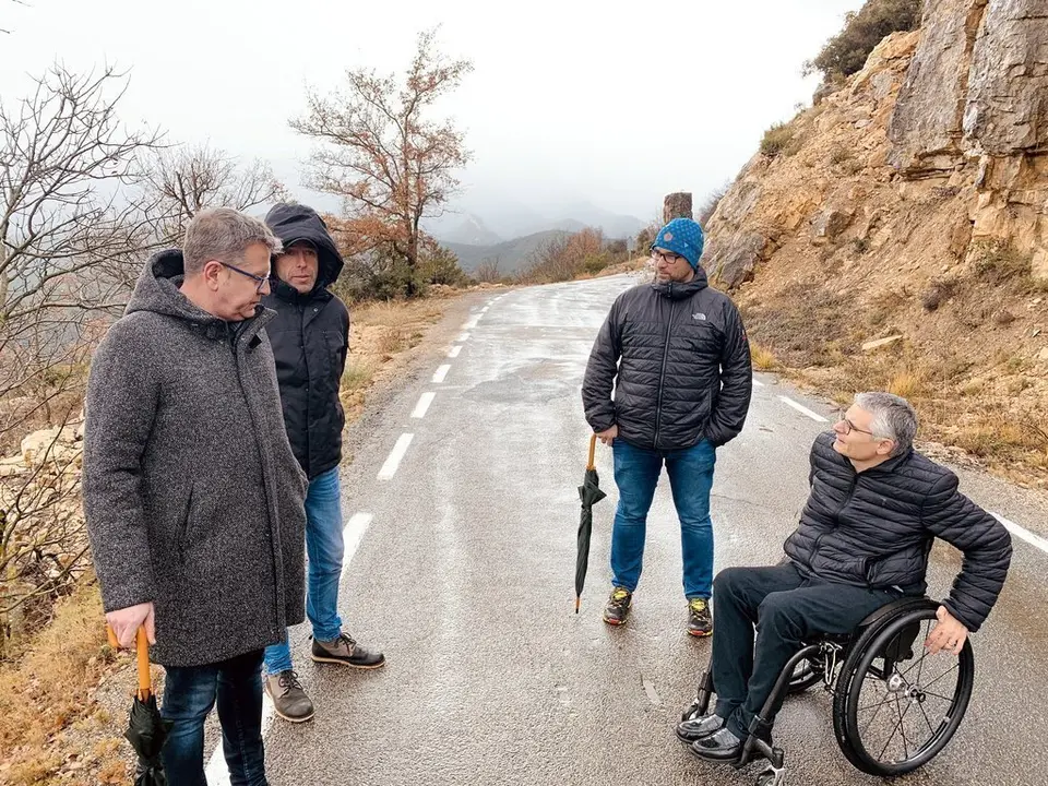 Representants dela Diputaci&oacute; de Lleida i de Sant Esteve de la Sarga, al punt de la LV-9124 on hi ha hagut un nou despreniment causat per les pluges. Imatge del 23 de gener de 2020. (Horitzontal)