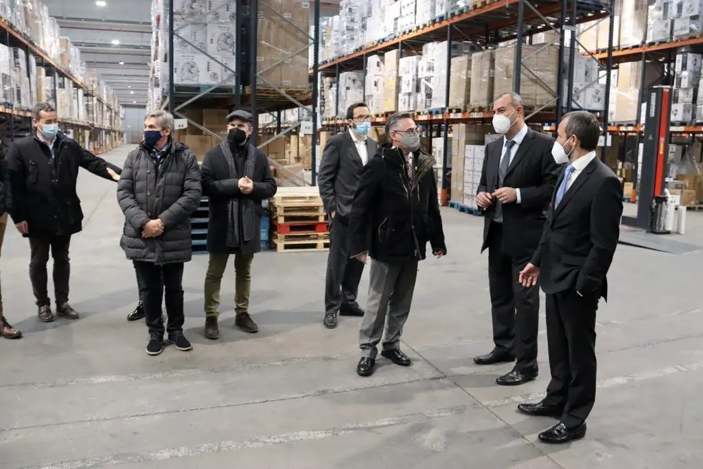 Pla obert del conseller d'Empresa i Coneixement, Ramon Tremosa, visitant el centre log&iacute;stic de Taurus Group, a Oliana (Alt Urgell) amb diversos directius de l'empresa. Imatge del 22 de gener de 2021 (Horitzontal).