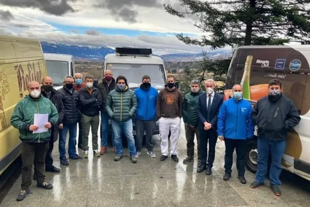 Pla general de treballadors i empresaris del sector de distribuci&oacute; aliment&agrave;ria i begudes de la Cerdanya a Puigcerd&agrave; amb l'alcalde, Albert Pi&ntilde;eira el 22 de gener del 2021 (horitzontal)