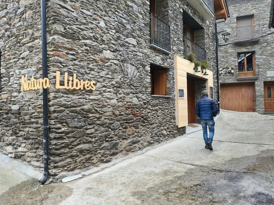 Pla general de l'exterior de la llibreria NaturaLlibres d'Alins, al Pallars Sobir&agrave;, el 25 de gener del 2021. (horitzontal)