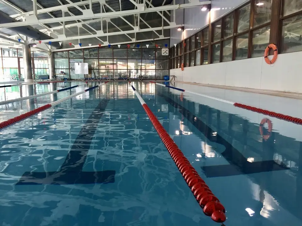 Aspecte de la piscina del Palau de Gel de Vielha e Mijaran. 26 de gener del 2021. Pla general. (Horitzontal)