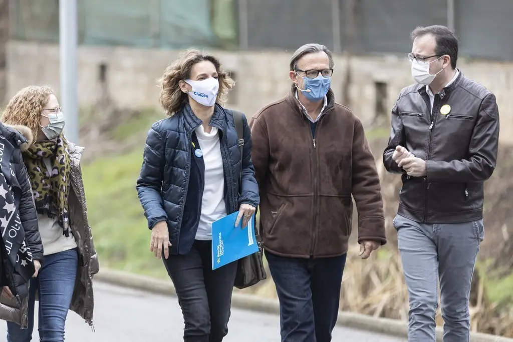 Pla general de la candidata del PDeCAT a les eleccions, &Agrave;ngels Chac&oacute;n, amb Marc Solsona i Josep Maria Vila d'Abadal en un acte del partit a Bassella (Alt Urgell). Imatge del 30 de gener de 2021. (Horitzontal)