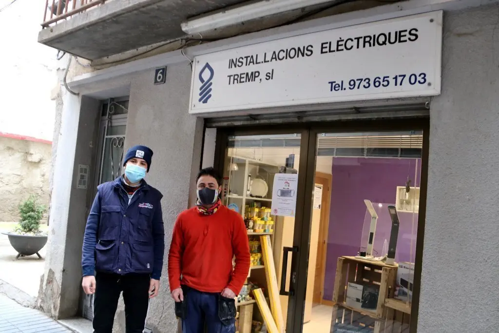 Pla general de l'Ahmed Chabou, jove en pr&agrave;ctiques, amb responsable de l'empresa d'electricitat on fa pr&agrave;ctiques a Tremp. Imatge del 4 de febrer del 2021. (horitzontal)