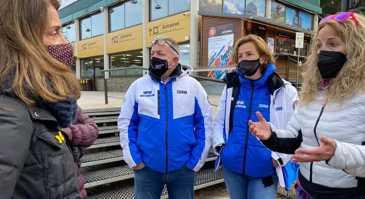 Pla mitj&agrave; de la consellera de la Presid&egrave;ncia, Meritxell Bud&oacute;, parlant amb representants d'escoles d'esqu&iacute; i de l'estaci&oacute; de Masella (Cerdanya) a les pistes de la Molina. Imatge del 5 de febrer de 2021 (Horitzontal).