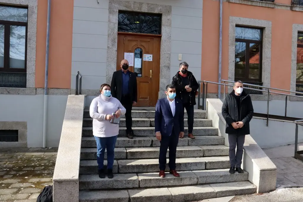 Pla general del conseller de Treball, Chakir el Homrani, la presidenta del Consell de la Cerdanya, Roser Bombard&oacute; i el vicepresident tercer del Consell del Ripoll&egrave;s, Ramon Roqu&eacute;, a l'exterior del Consell de la Cerdanya el 5 de febrer de 2021 (Horitzontal)