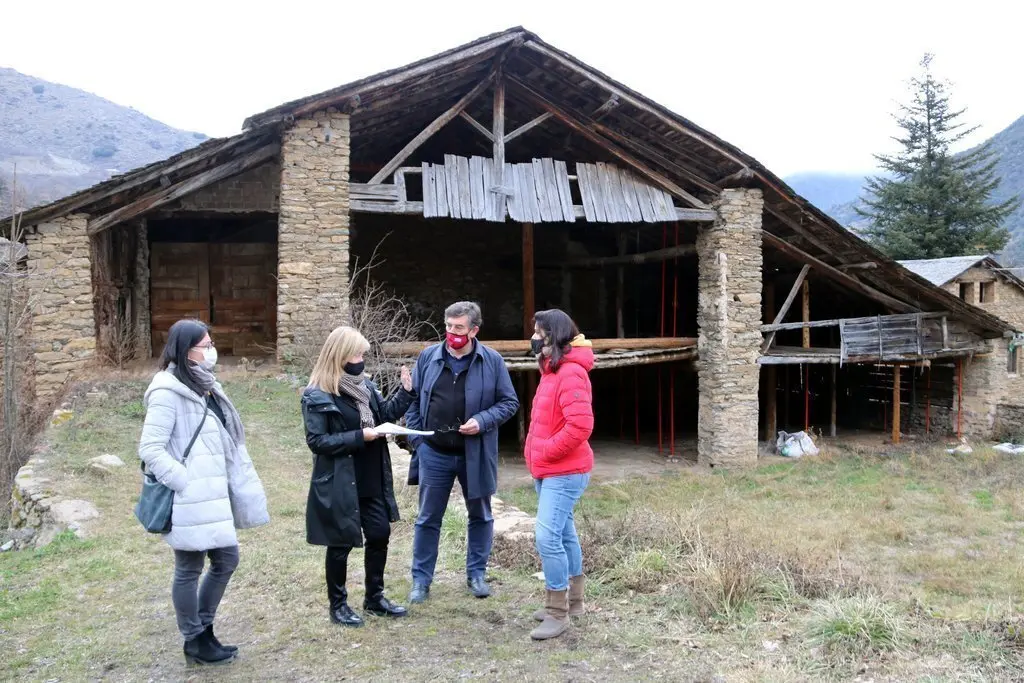 Pla general de l'Ubla d'Altron (Sort) amb la consellera de Cultura, &Agrave;ngels Ponsa, parlant amb ve&iuml;ns del poble. Imatge del 8 de febrer del 2021. (horitzontal)