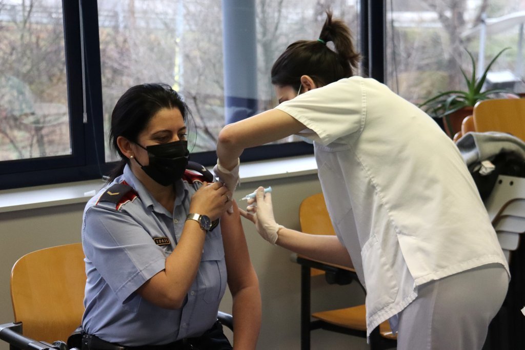 Pla mitjà on es veu una agent dels Mossos d'Esquadra de la Seu d'Urgell rebent la vacuna de la covid-19 a la comissaria. Imatge del 10 de febrer de 2021 (Horitzontal).