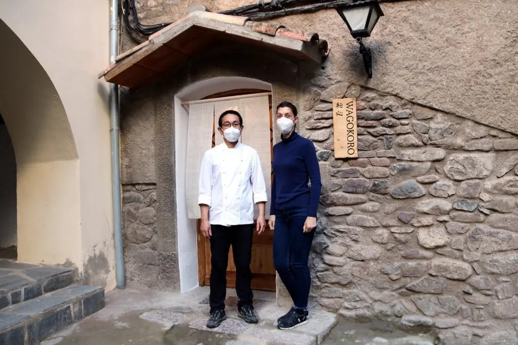 Pla general dels responsables del restaurant Wagokoro, el cuiner japon&egrave;s Kenya Nakamura i Anna Peraire el 11 de febrer de 2021, (horitzontal)