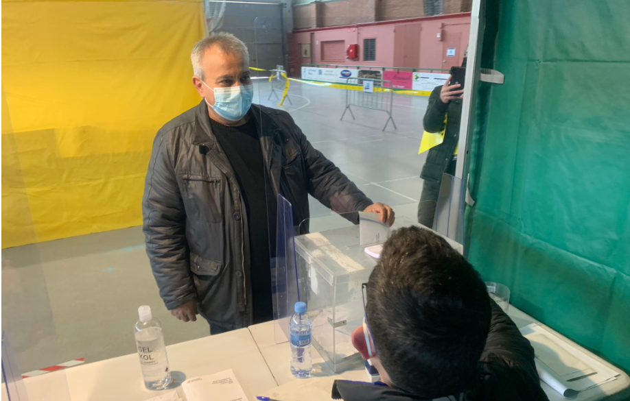 Antoni Flores votant