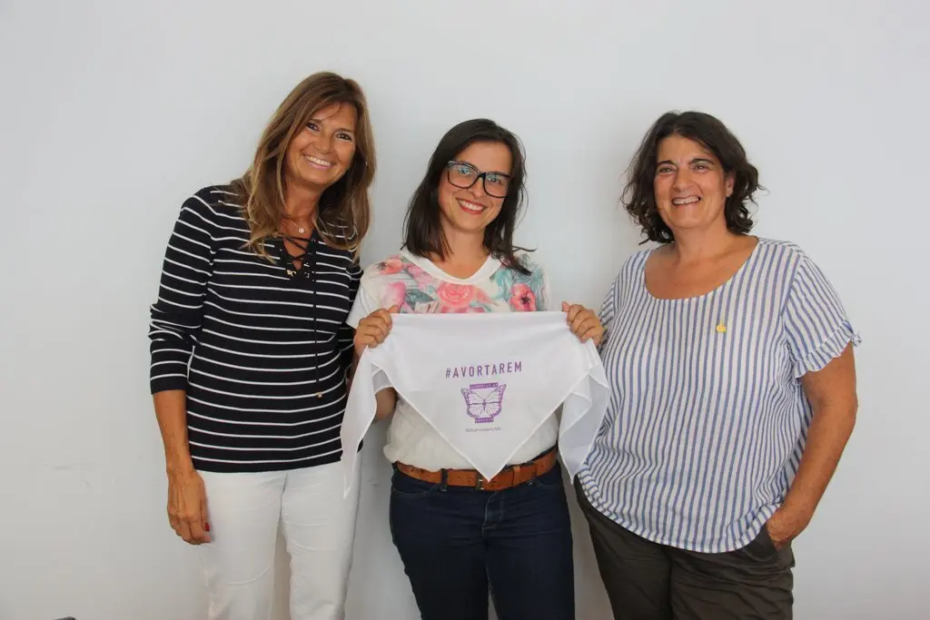 Pla americ&agrave; de la presidenta de l'Institut de Drets Humans d'Andorra, Elisa Muxella, la presidenta d'Stop Viol&egrave;ncies, Vanessa Cort&eacute;s, i una integrant d'Acci&oacute; Feminista d'Andorra, Ant&ograve;nia Escoda. Imatge del 20 de setembre de 2018 (Horitzontal).