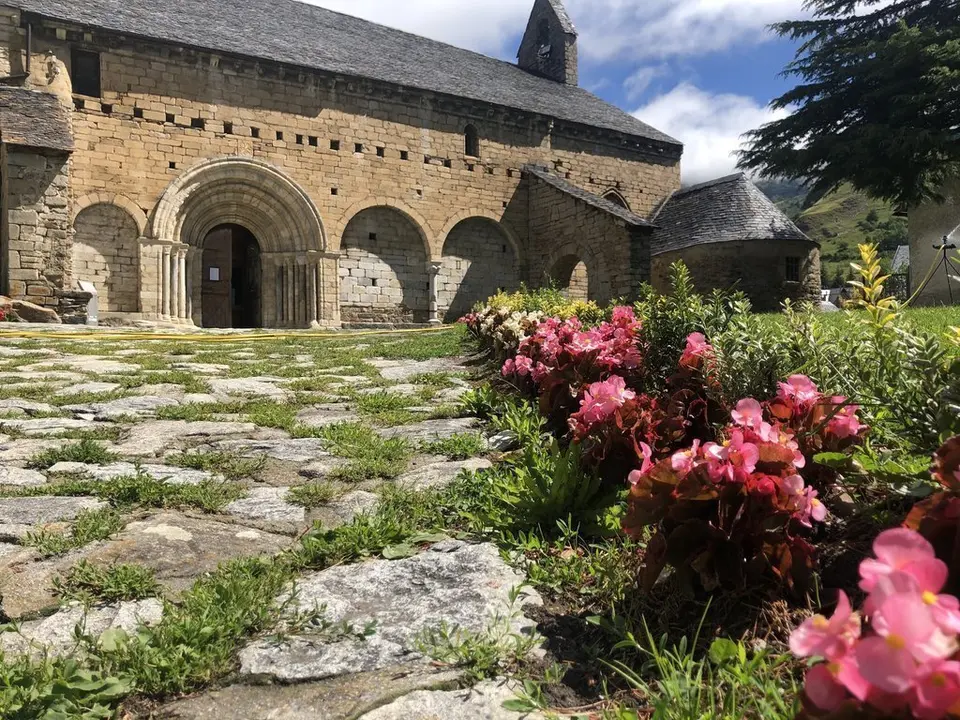 Pla general de l'exterior de l'esgl&eacute;sia de Salard&uacute;, a la Val d'Aran. (horitzontal)