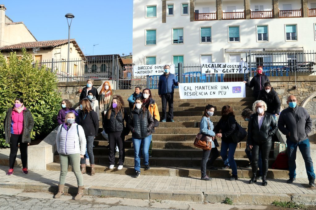 Pla general de la protesta de les treballadores de la Residència Verge de Ribera de la Pobla de Segur el 24 de febrer del 2021. (horitzontal)