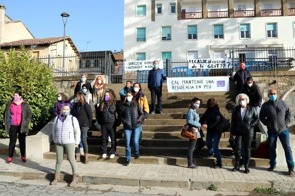 Pla general de la protesta de les treballadores de la Resid&egrave;ncia Verge de Ribera de la Pobla de Segur el 24 de febrer del 2021. (horitzontal)