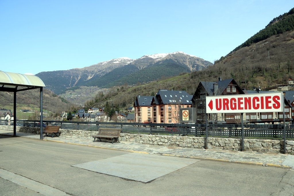 Pla general de l'entrada d'urgències a l'Espitau Val d'Aran. Imatge del 25 de febrer del 2021. (horitzontal)