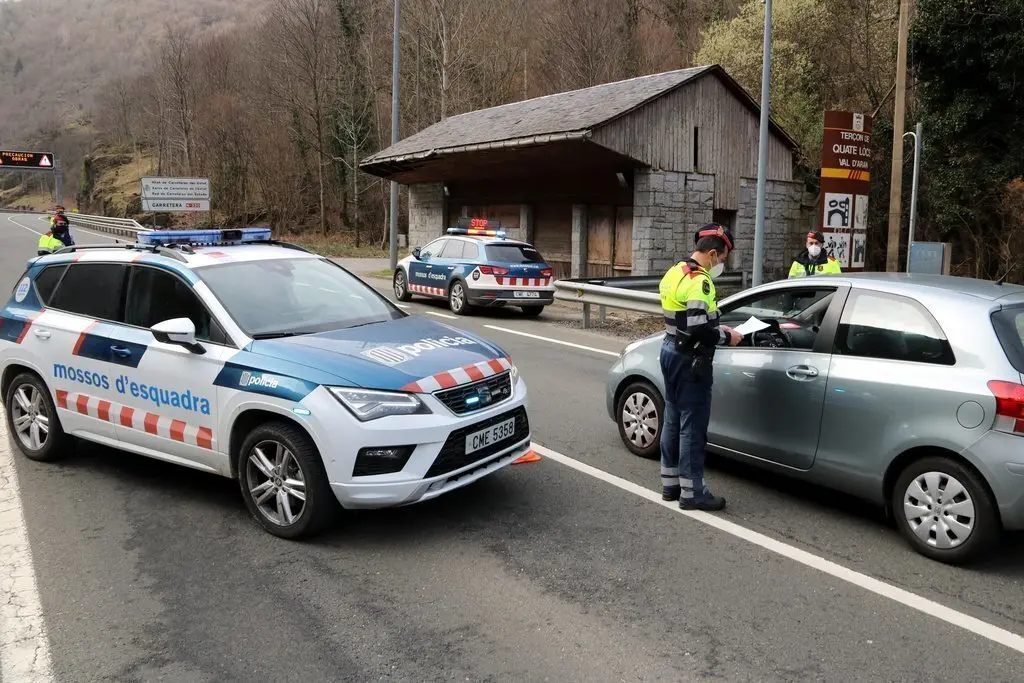 Pla general d'un control dels Mossos d'Esquadra a escassos metres de la frontera amb Fran&ccedil;a, a l'Aran, el 2 de mar&ccedil; del 2021. (horitzontal)