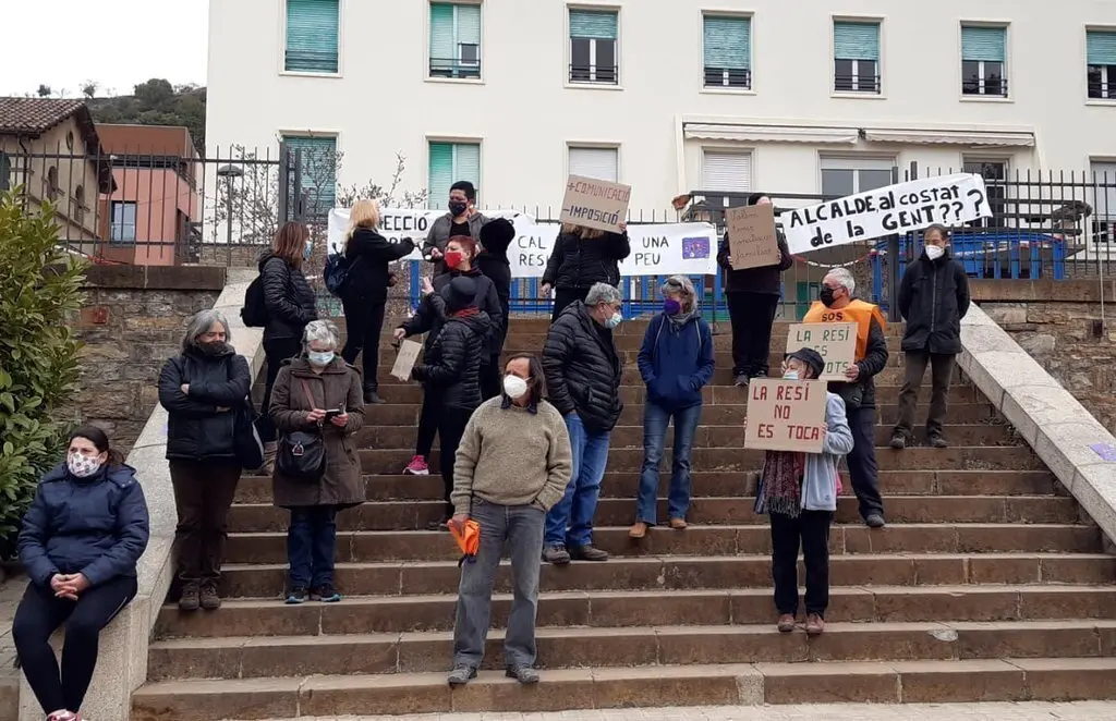 Pla general de les treballadores de la resid&egrave;ncia Verge de Ribera de la Pobla de Segur concentrades davant del centre el 3 de mar&ccedil; del 2021. (horitzontal)