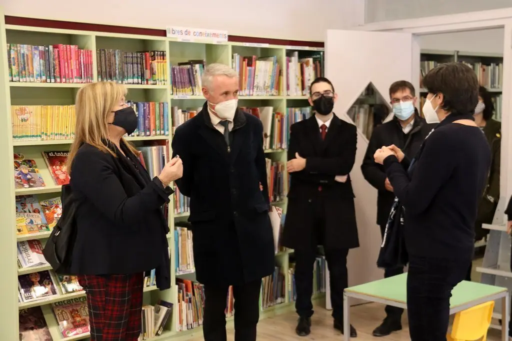 Pla americ&agrave; de la consellera de Cultura, &Agrave;ngels Ponsa, i l'alcalde de Puigcerd&agrave;, Albert Pi&ntilde;eira, visitant amb la Biblioteca Comtat de Cerdanya amb la seva directora, Maria &Agrave;ngels Terrones, i altres autoritats, el 4 de mar&ccedil; de 2021 (Horitzontal).