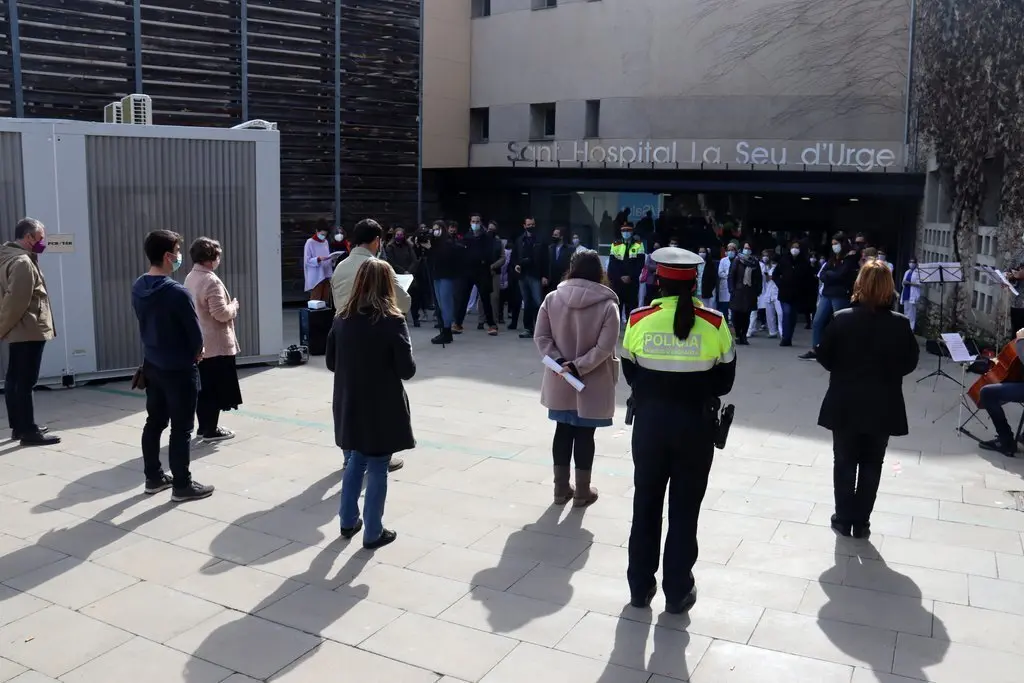 Pla obert de les persones que han participat en l'acte institucional del Dia Internacional de les Dones que s'ha celebrat a la Seu d'Urgell, a la pla&ccedil;a de davant del Sant Hospital. Imatge del 8 de mar&ccedil; de 2021 (Horitzontal).