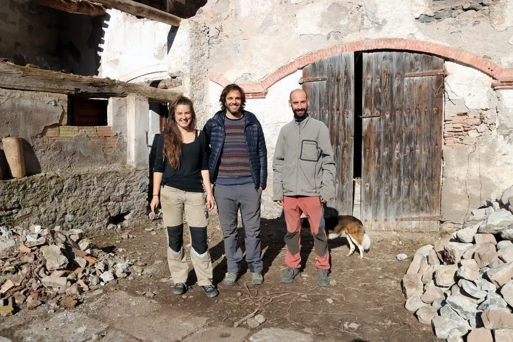 Pla general de tres dels cinc socis de la cooperativa d'habitatge La Tremolina de Gerri de la sal, al Pallars Sobir&agrave;, el 9 de mar&ccedil; del 2021. (horitzontal)