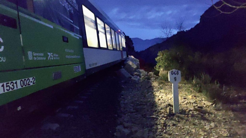 Pla mitjà on es pot veure el tren de la línia de la Pobla que ha xocat contra una esllavissada de roques sense provocar ferits, el 12 de març de 2021. (Horitzontal)
