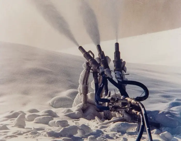 Pla de detall d'uns antics canons de neu a l'estaci&oacute; de La Molina (Cerdanya). Imatge publicada el 17 de mar&ccedil; de 2021 (Horitzontal).
