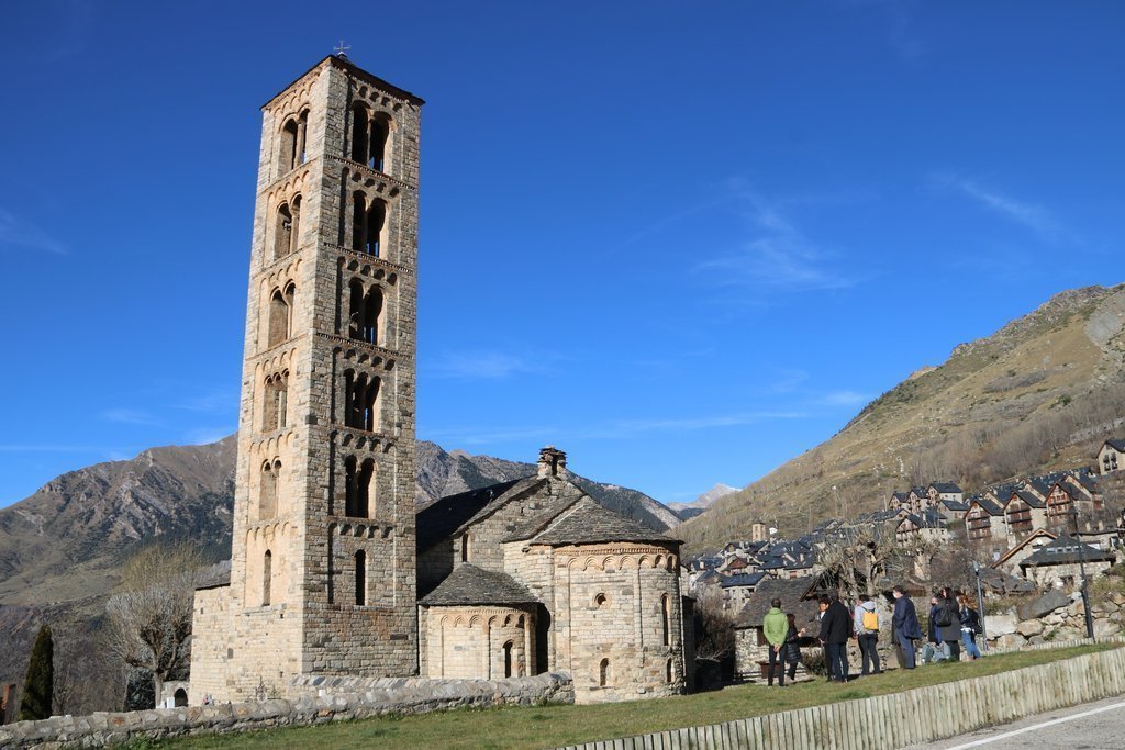 Pla general de la visita a l'església de Sant Climent de Taüll coincidint amb els 20 anys de la declaració de Patrimoni de la Humanitat per la UNESCO. Imatge del 30 de novembre del 2020. (horitzontal)