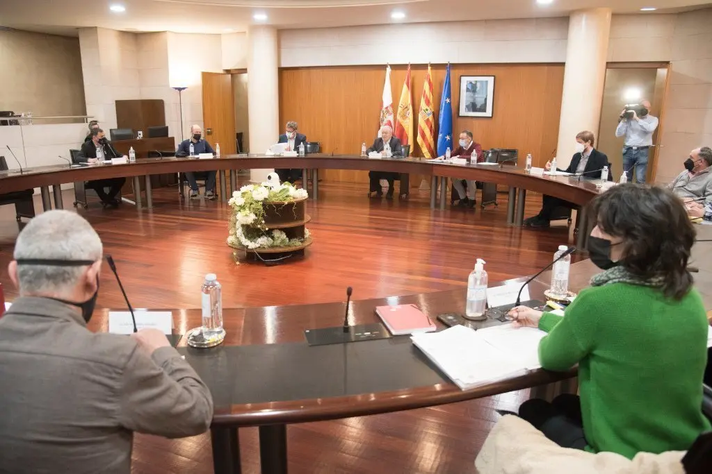 Pla obert de la reuni&oacute; en qu&egrave; s'ha constitu&iuml;t la Comissi&oacute; de seguiment del congost de Mont-rebei, celebrada el 19 de mar&ccedil; del 2021 a la Diputaci&oacute; d'Osca. (Horitzontal)