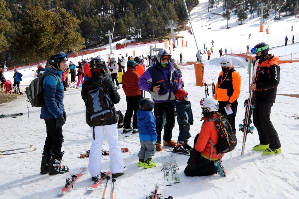 Pla de detall d'un grup d'esquiadors a l'estació d'esquí de Port Ainé, el 20 de març del 2021. (horitzontal)