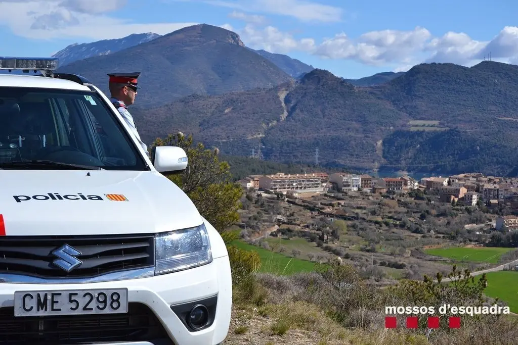 Imatge d'un agent dels Mossos d'Esquadra observant des d'un lloc elevat part del territori que forma part del Geoparc Or&iacute;gens, el 25 de mar&ccedil; del 2021. (Horitzontal)
