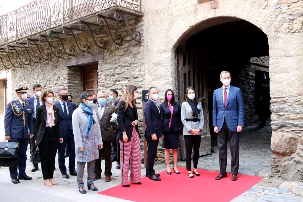 Pla general dels reis d'Espanya amb el cap de govern d'Andorra a l'entrada de la Casa Museu d'Areny Plandolit. Imatge del 26 de mar&ccedil; del 2021. (horitzontal)